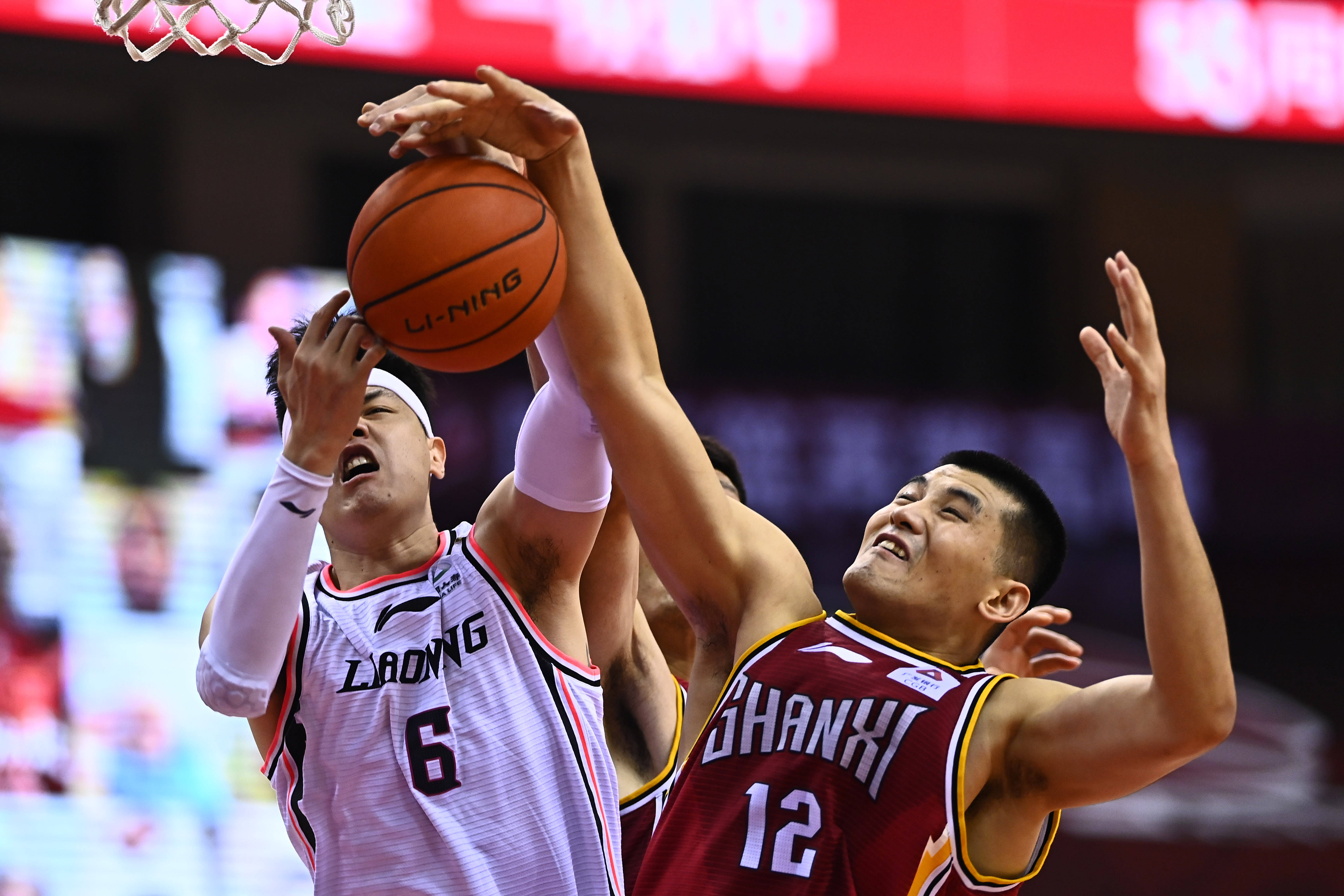 内马尔带伤5球1助攻助桑托斯保级（内马尔忍痛轰入5球送1助 助桑托斯成功保级）