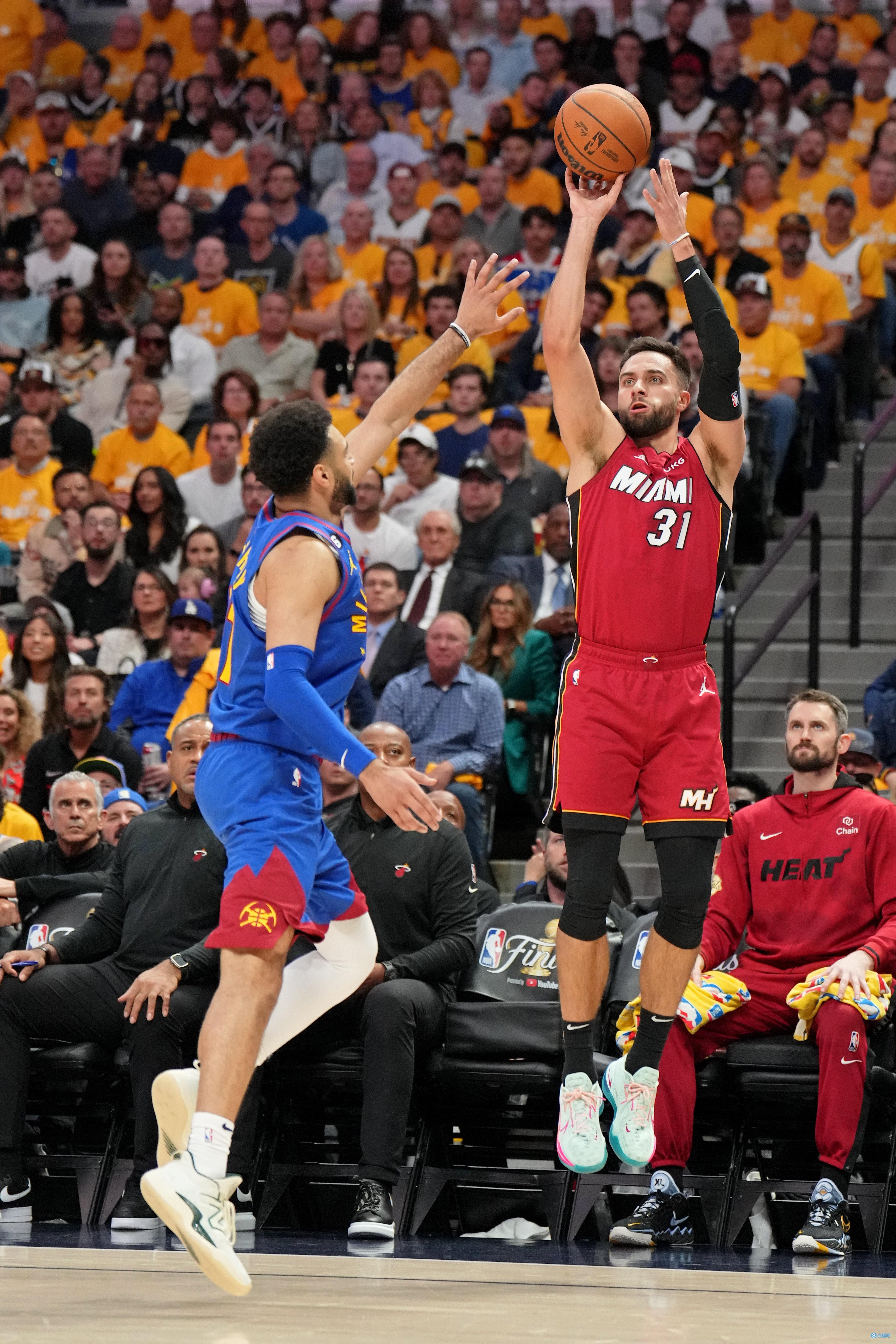 传记作者：亚马尔早期对莱万很不满，后来明白对方是想帮自己（传记作者：亚马尔曾对莱万不满，后知其为善意相助）