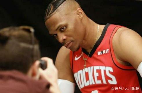 中超赛场争议判罚：VAR判罚引发热议,（中超裁判风波：VAR判决引爆热议）