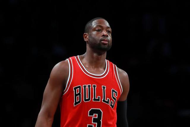 前一刻还在与民众招手，妻子抱着他大哭不止（刚才还对民众挥手致意，妻子此刻抱着他泣不成声）