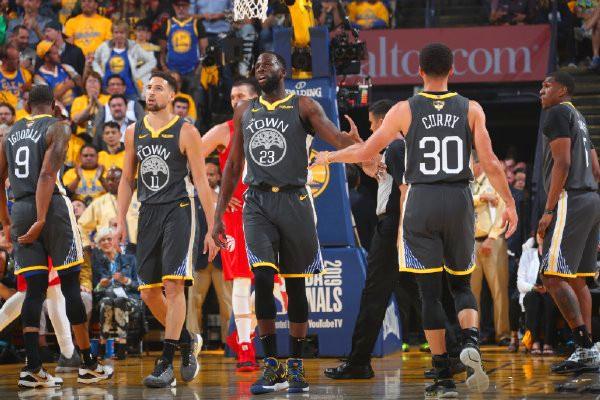 罗马诺：那不勒斯风暴已过，孔蒂如期归队准备让球队重回正轨（罗马诺：那不勒斯风波平息 孔蒂按计划归队力助球队重回正轨）