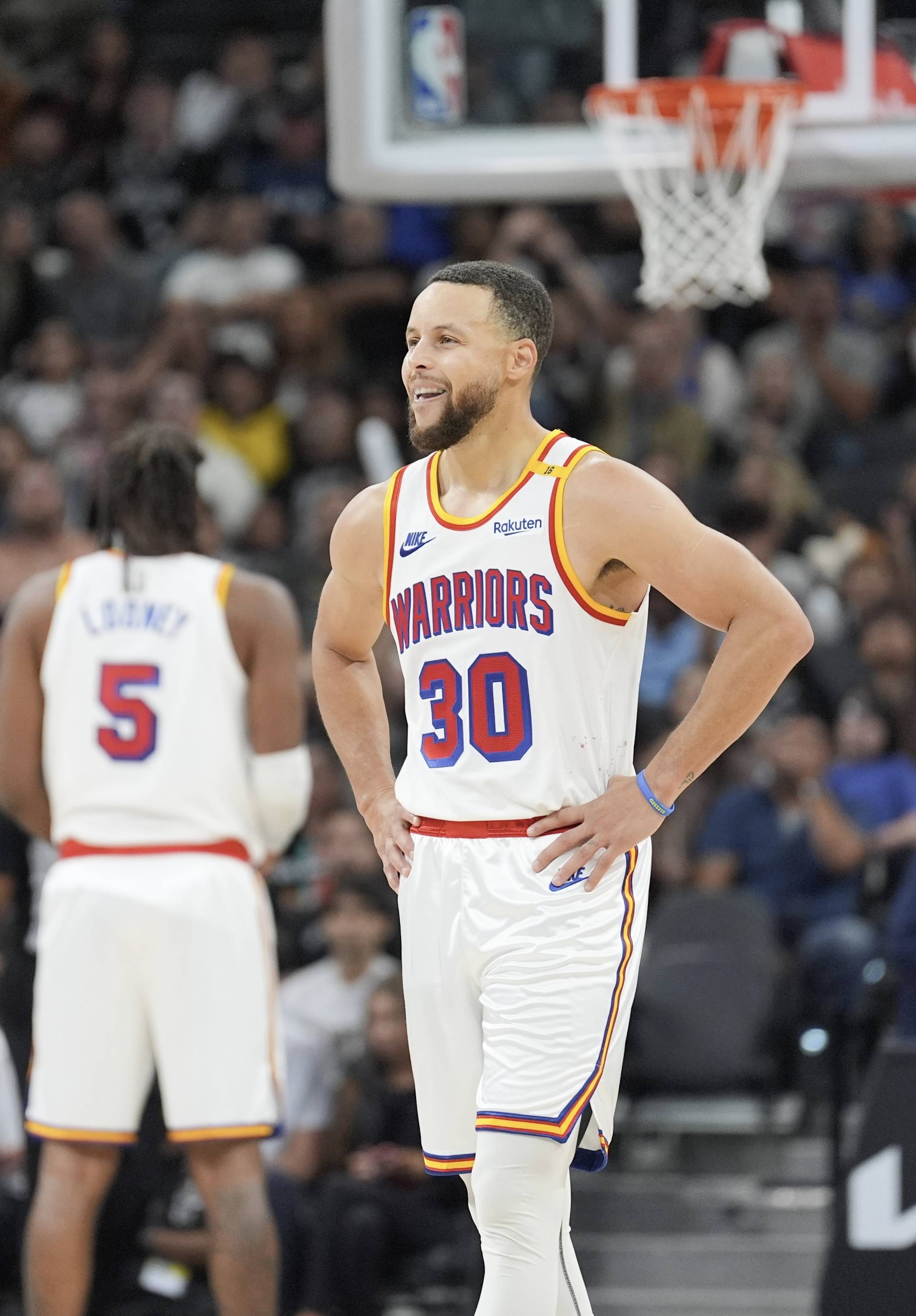 中超比赛亮点：上海海港2-1取胜山东泰山,（中超焦点战：上海海港2比1力克山东泰山）