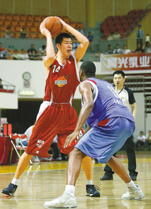 前锋连续三场进球，状态巅峰（前锋三战连斩，状态火热）