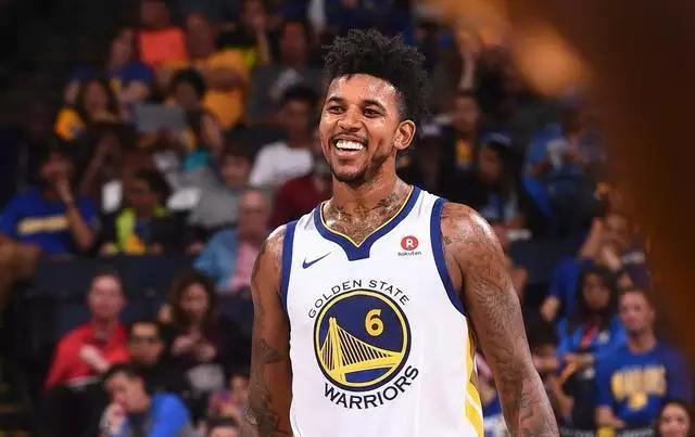 巴萨后防失误不断（巴萨防线频频出错）